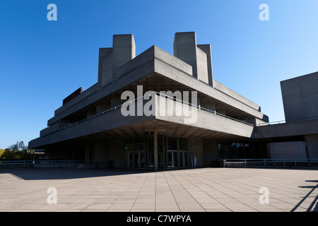 Il Royal National Theatre terrazza ingresso tra il ristorante nel mezzanino livello, Southbank, Londra, Inghilterra, Regno Unito. Foto Stock