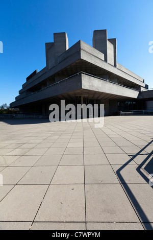 Il Royal National Theatre terrazza ingresso tra il ristorante nel mezzanino livello, Southbank, Londra, Inghilterra, Regno Unito. Foto Stock