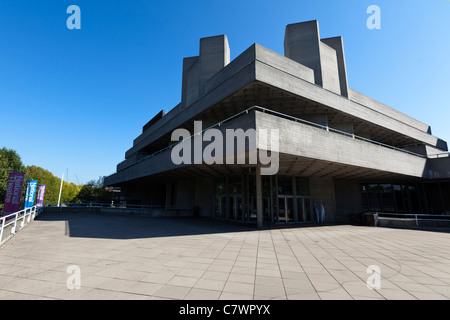 Il Royal National Theatre terrazza ingresso tra il ristorante nel mezzanino livello, Southbank, Londra, Inghilterra, Regno Unito. Foto Stock