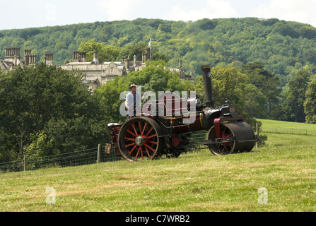Un Fowler 10 ton tipo DNA rullo - costruito nel 1929 e raffigurata qui presso il Parco Wiston Rally a vapore. Foto Stock