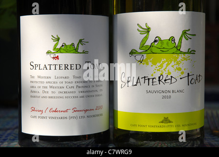 Opener toad, Sauvignon blanc & shiraz 2010, cape point vigneti bottiglia per vino etichette cape town, Western Cape, Sud Africa Foto Stock