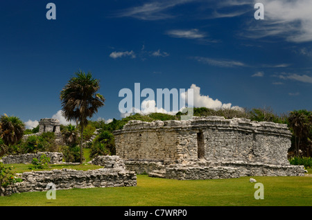 Casa di nord-ovest e una grande piattaforma e santuario antiche rovine Maya di Tulum Messico Foto Stock