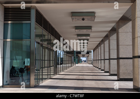 Arcade accanto a 40 Bank Street , Canary Wharf London, England, Regno Unito. Foto Stock