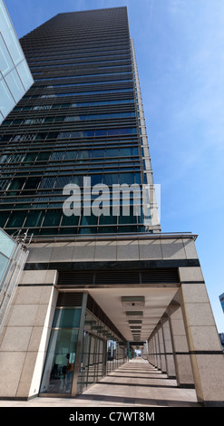 Arcade accanto a 40 Bank Street , Canary Wharf London, England, Regno Unito. Foto Stock