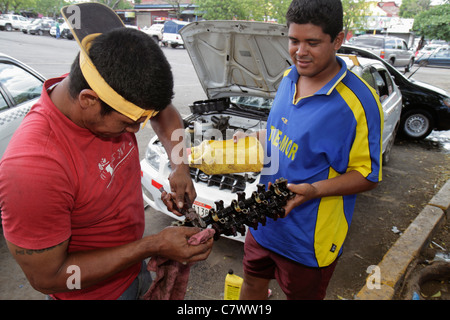 Managua Nicaragua,America Centrale,Mercado Roberto Huembes,mercato,mercato,auto,auto,auto,meccanico indipendente,lavoro,lavoro,dipendenti server Foto Stock