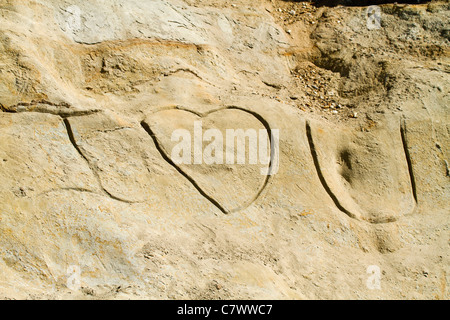 Ti amo scavata nella parete di roccia sulla spiaggia nel Carmelo dal mare, California. Foto Stock