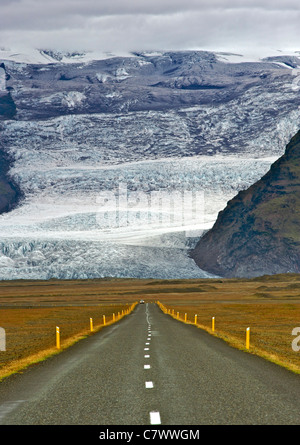 La corona islandese su strada e piste di Islanda la montagna più alta della Hvannadalshnúkur (2110m), parte del ghiacciaio Oraefajokull. Foto Stock