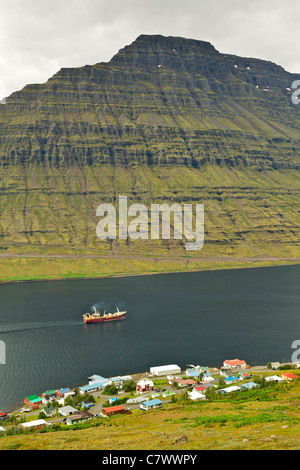 Una nave che naviga in Eskifjordur, un fiordo nell est dell'Islanda. Foto Stock