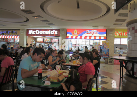 Managua Nicaragua, Metrocentro, shopping shopper shopping negozi mercato donne lavoro negozi al dettaglio negozi business, centro, centro commerciale, food Court plaza, Crow Foto Stock