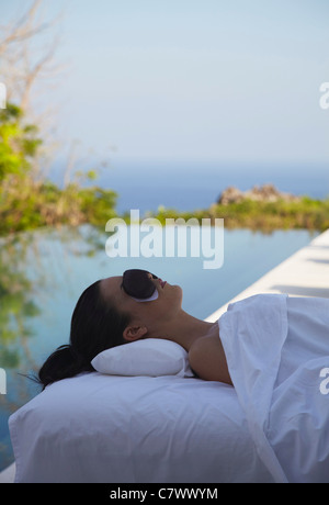 Donna godendo di massaggio presso Alila Villas hotel boutique, Ulu Watu, Bali, Indonesia Foto Stock