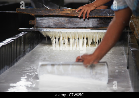 Gomma processo rendendo, Kalitakir Plantation, Kalibaru, Java, Indonesia Foto Stock