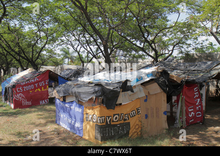 Managua Nicaragua,Avenida Simon Bolivar,protesta,squatters,casa di cartone,capanne,baracche,responsabilità sociale d'impresa,Grupo Pellas,produttore di zucchero,expo Foto Stock