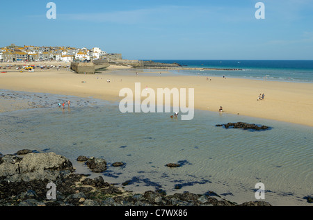 St Ives bassa marea a molla sandbank e poco profonda piscina di acqua di mare sulla spiaggia vicino al porto, Cornwall Regno Unito. Foto Stock