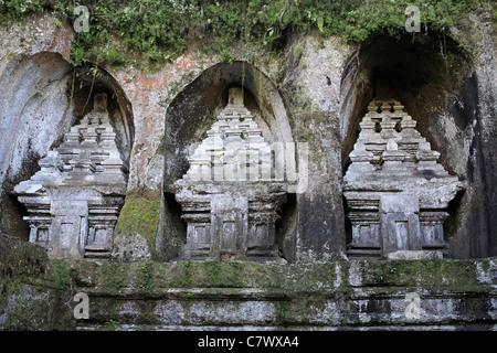 Gunung Kawi è un undicesimo secolo complesso di tombe reali, situato a Tampaksiring, nei pressi di Ubud. Bali, Indonesia Foto Stock