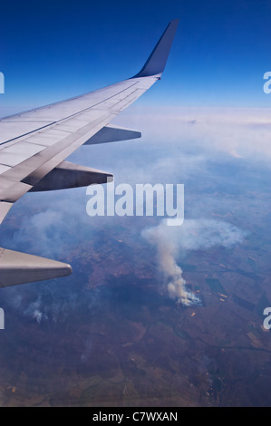 Sorvolando bushfires, Queensland centrale Australia Foto Stock