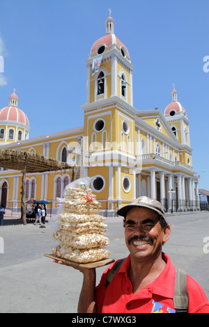 Granada Nicaragua,America centrale,Avenida Guzman,Cattedrale di Granada,Central Plaza,patrimonio coloniale,quartiere storico,cattedrale,torre,cibo,venditore ve Foto Stock