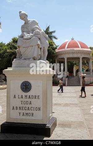 Granada Nicaragua,America Centrale,Avenida Guzman,Central Plaza,Central Park,Parque Central,patrimonio coloniale,quartiere storico,Monumento alle madri,seduto Foto Stock