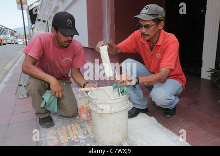 Granada Nicaragua,America centrale,Calle Vega,strada,marciapiede,Latino ispanico etnia immigrati immigrati minoranza,uomo uomini maschio adulti,lavoro Foto Stock