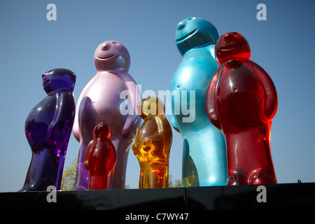 "Jelly Baby Famiglia", una scultura in pigmentato in resina di uretano di Mauro Perucchetti a Marble Arch, Londra. Foto Stock