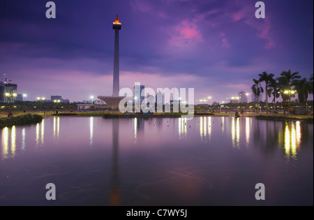 Monumento nazionale (MONAS) al tramonto, Merdeka Square, Giacarta, Java, Indonesia Foto Stock