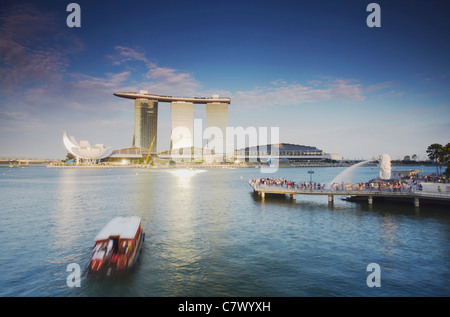 Il Marina Bay Sands Hotel, ArtScience Museum e la statua Merlion, Singapore Foto Stock