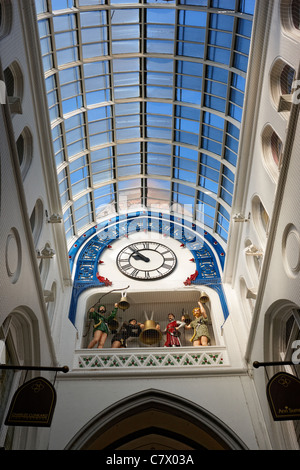 L'Ivanhoe orologio in Thornton, Arcade, Leeds City Centre. Foto Stock