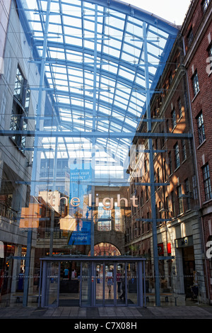 La luce, Leeds City Centre. Un tempo libero e complesso per lo shopping sulla Headrow, costruito intorno a casa permanente. Foto Stock