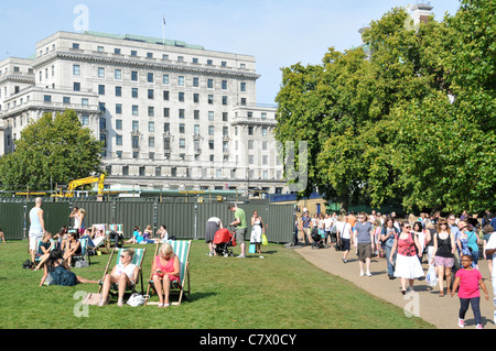 Registrare la rottura 29C caldo nel parco verde di Londra il 1° ottobre 2011 Foto Stock