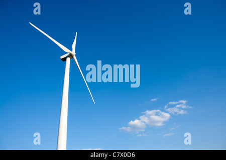 Generatore eolico mulino a vento nel cielo blu sullo sfondo Foto Stock