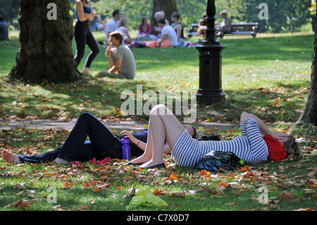 Registrare la rottura 29C caldo nel parco verde di Londra il 1° ottobre 2011 Foto Stock