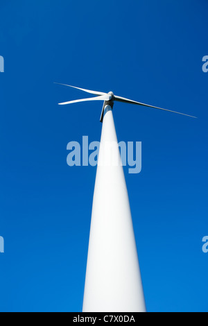 Generatore eolico mulino a vento nel cielo blu di sfondo in prospettiva Foto Stock