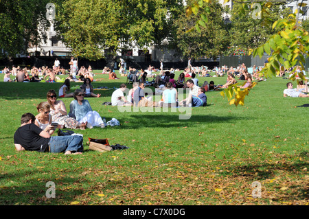 Registrare la rottura 29C caldo nel parco verde di Londra il 1° ottobre 2011 Foto Stock