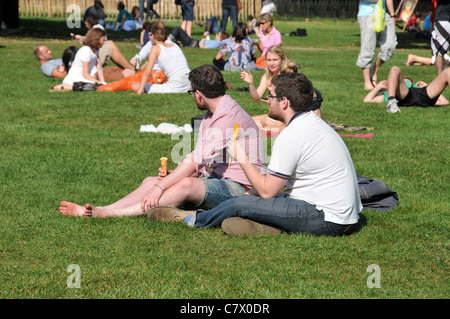 Registrare la rottura 29C caldo nel parco verde di Londra il 1° ottobre 2011 Foto Stock