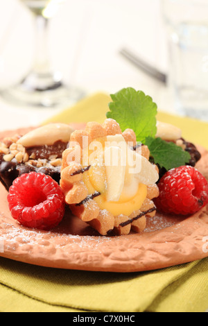 Cioccolato e crema vaniglia tortine farcite con lamponi Foto Stock