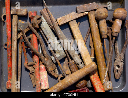 Età weathered rusty utensili a mano in ferro nero vassoio Foto Stock