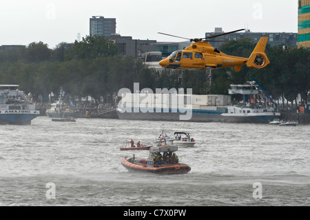 Dimostrazione di un'operazione di salvataggio con un elicottero nel porto di Rotterdam Foto Stock