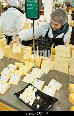 Negozio di formaggio in Wensleydale Creamery Visitor Centre in Hawes in Wensleydale in North Yorkshire , Inghilterra , Inghilterra , Regno Unito Foto Stock