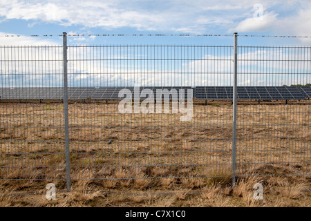 Il campo fotovoltaico sul sito di un ex militare di addestramento vicino Lieberose in Germania Est Foto Stock