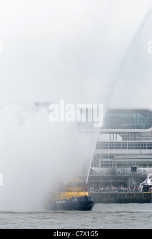 Dimostrazione Fireboat durante il wereldhavendagen (world porto evento) di Rotterdam Foto Stock