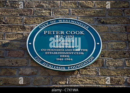 City of Westminster lapide segna il sito dello stabilimento club, gestito da comico e satiro Peter Cook, Londra, Inghilterra Foto Stock