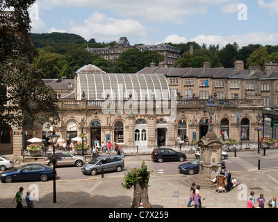 Buxton Bagni, Buxton Derbyshire. Una volta bagni termali è ora una galleria di negozi con una con volta a botte tettoia di vetro. Foto Stock