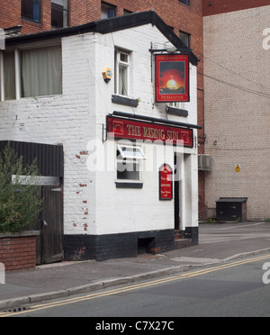 Il Rising Sun Pub facciata posteriore sul Lloyd Street a Manchester. Foto Stock