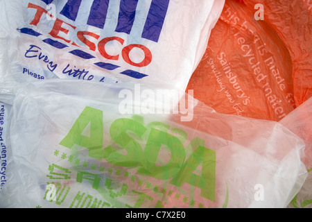 Gamma di supermercati del Regno Unito per lo shopping di plastica sacchi da asporto Foto Stock