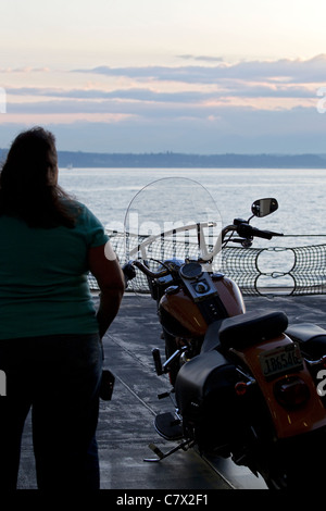 Traghetto, donna e moto cross Puget Sound su Washington State Ferry Foto Stock