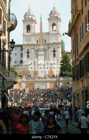 Via dei Condotti la chiesa di Trinità dei Monti e Piazza di Spagna Piazza di Spagna Roma Foto Stock