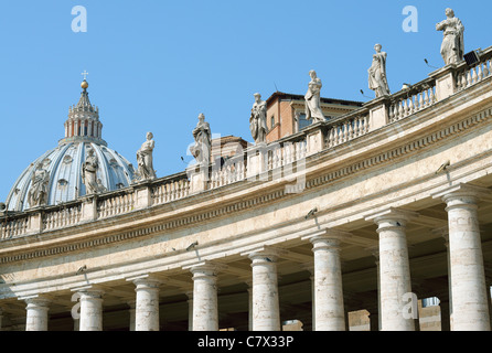 Bernini s colonnato con statue di santi Piazza San Pietro Piazza San Pietro Roma Italia Foto Stock