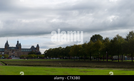 Rijksmuseum come visto da musuemplein, Amsterdam, Paesi Bassi Foto Stock