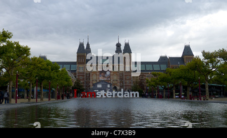 Rijksmuseum come visto da musuemplein, Amsterdam, Paesi Bassi Foto Stock