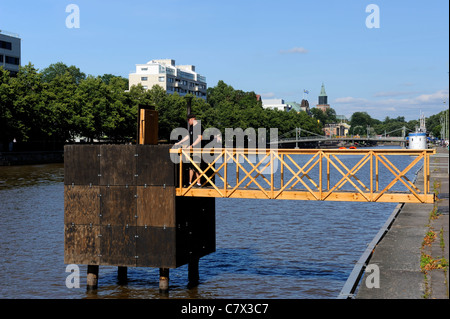 Riscaldamento cubo calda sauna nel fiume Aurojoki. Hot Cube è un minimalista sauna in legno realizzato dallo scultore Harri Markkula in centro Foto Stock