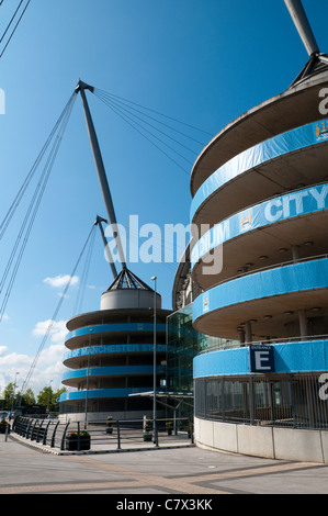 Spirale di rampe di accesso e la trave portante e i cavi al City of Manchester Stadium, Manchester, Inghilterra, Regno Unito Foto Stock